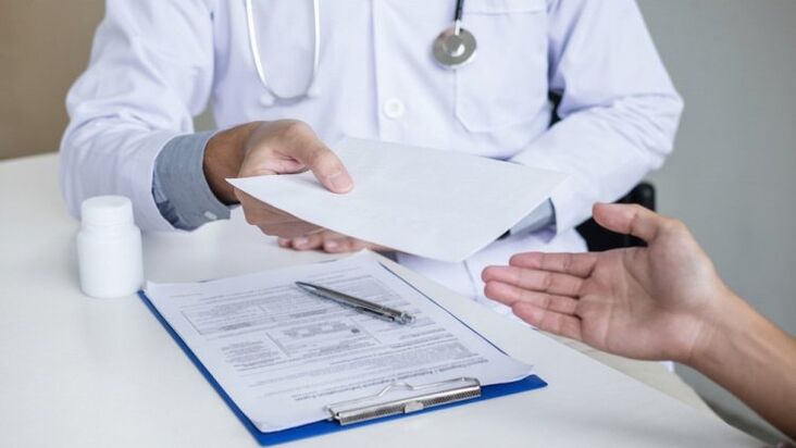 gydytojas skiria gydymą nuo parazitų